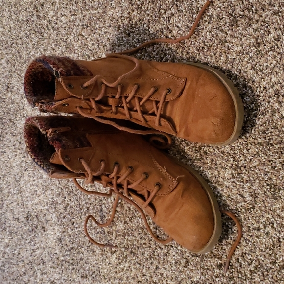 American Eagle ankle boots. Tan color, size 3.5 - Picture 2 of 7